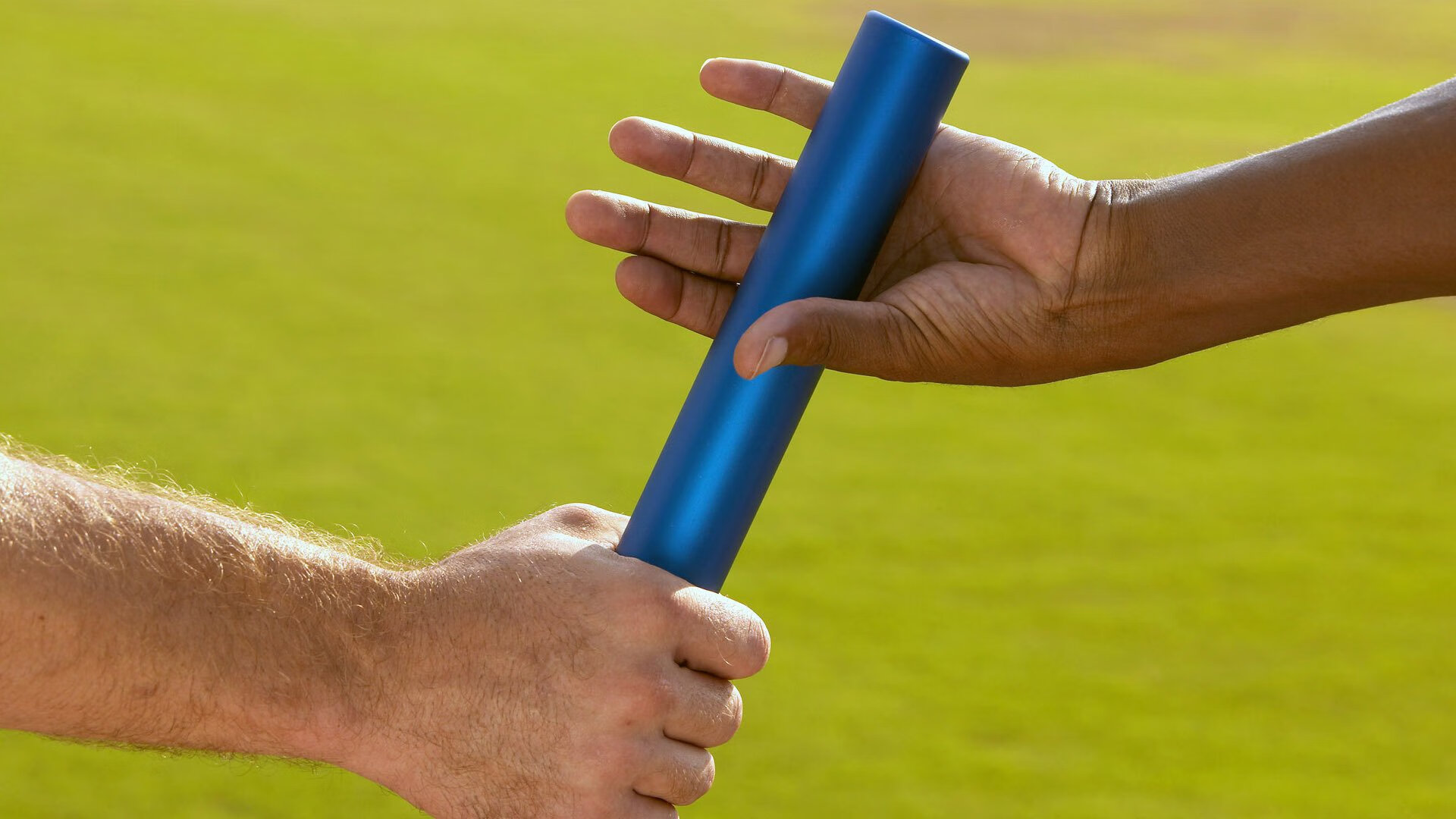 中国足球职业联赛推进球员场外行为规范，足球场人员